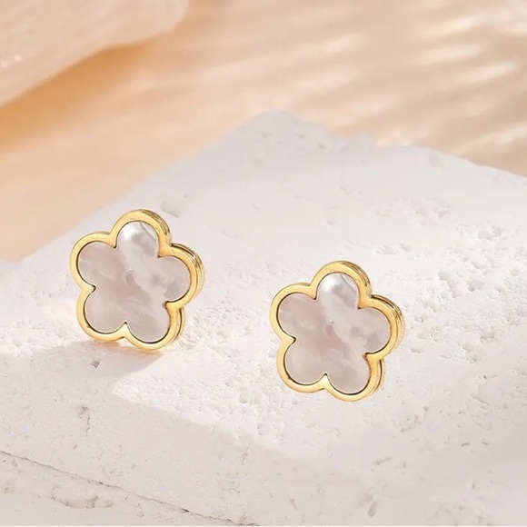 💖 5 items for $25 Sale! 💖 Flower Stud Earrings - Picture 1 of 4